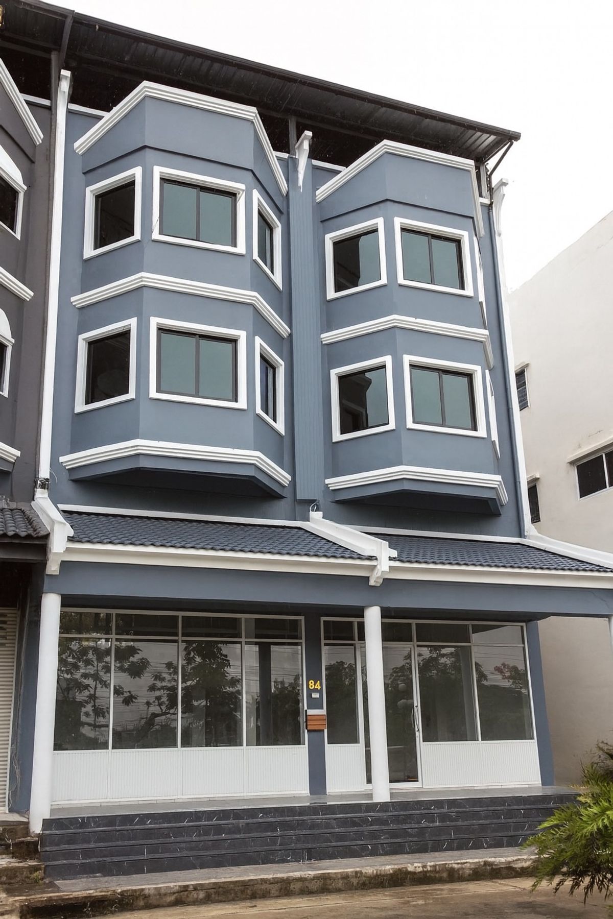 ให้เช่าอาคารพาณิชย์ลาดกระบัง สุวรรณภูมิ : 🏢 ให้เช่าอาคารพาณิชย์หรู 4 ชั้น (2 คูหา) ถนนเฉลิมพระเกียรติ ร.9 ซอย 34 หมู่บ้านสวนหลวงนิเวศน์  💼 เหมาะสำหรับ: สำนักงานใหญ่ | โชว์รูม | ร้านอาหาร | คลินิก | คาเฟ่ | โกดังเก็บสินค้า