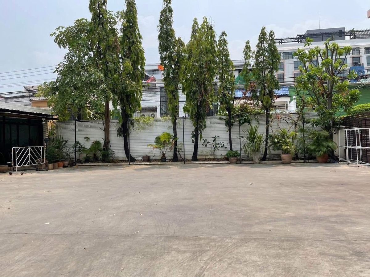 ให้เช่าร้านค้า/ตลาดนัดสุขุมวิท อโศก ทองหล่อ : Rent Ekkamai land 60sqw with glass room : 90,000 baht/month
