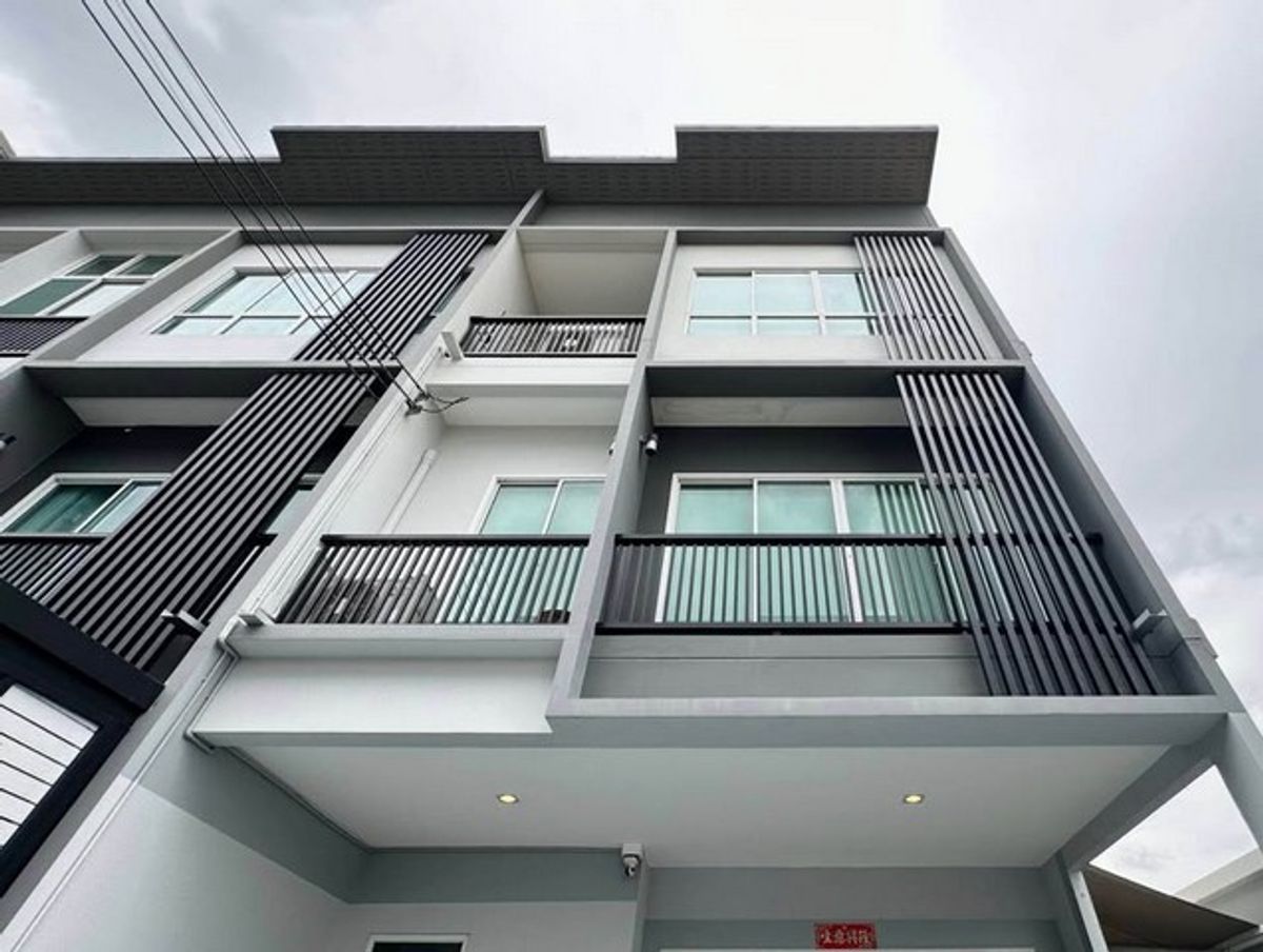 ให้เช่าทาวน์โฮมนวมินทร์ รามอินทรา : HR2715ให้เช่าทาวน์โฮม 3 ชั้น หลังมุม หมู่บ้านสัมมากร วงแหวน รามอินทรา ใกล้แฟชั่นไอส์แลนด์
