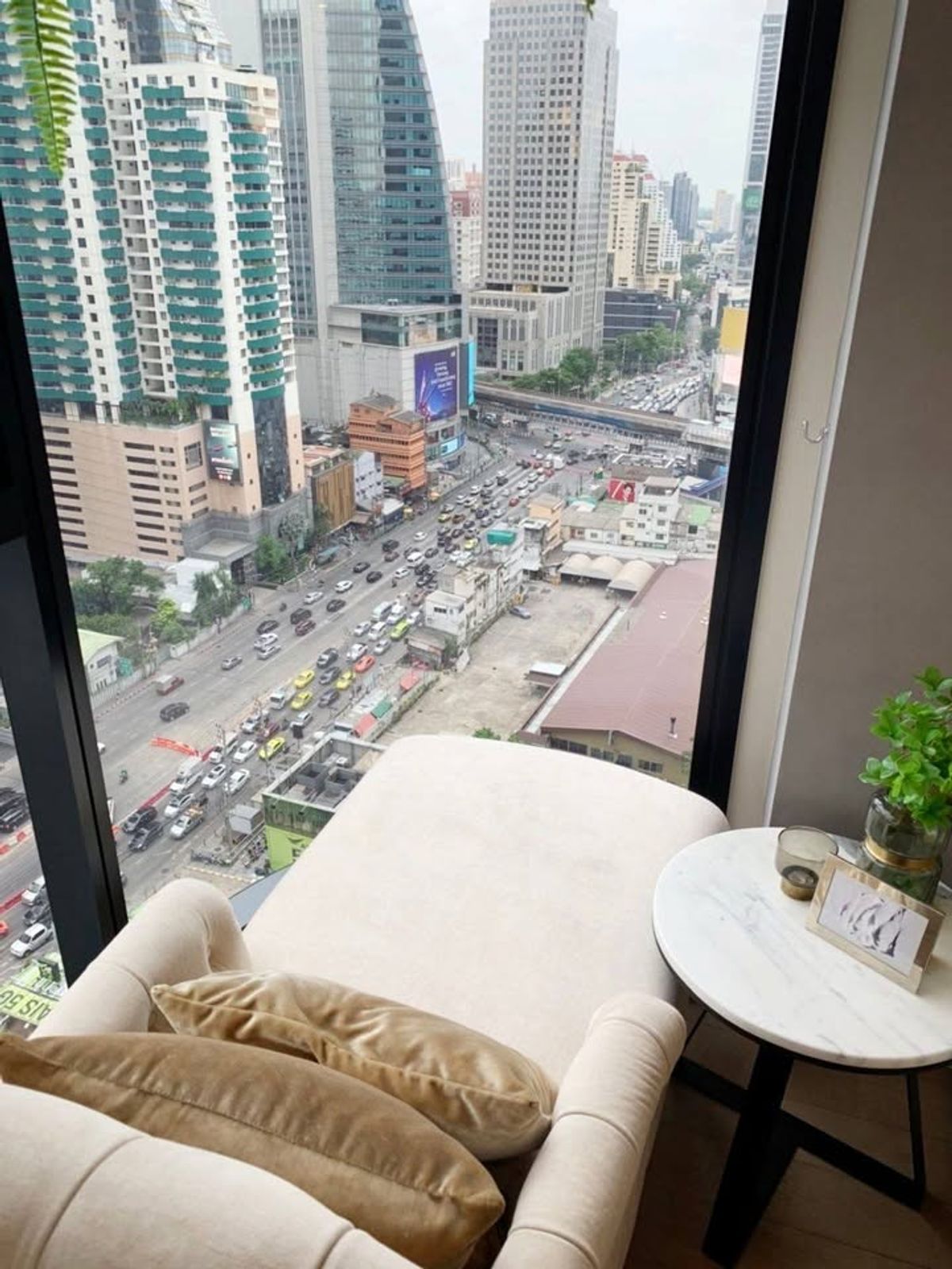 For RentCondoSukhumvit, Asoke, Thonglor : Ashton Asoke, curved glass room for rent, 35,000 baht [NCr250760]