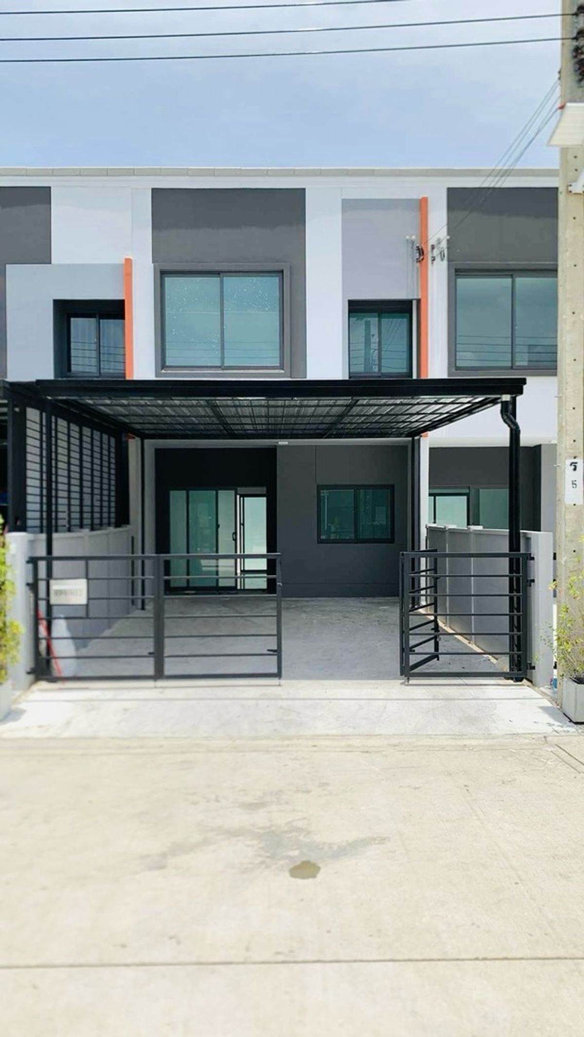 For RentTownhomeRathburana, Suksawat : Townhouse for rent The Prachata Pracha Uthit 90 Project, new house, has never been in a garage.
