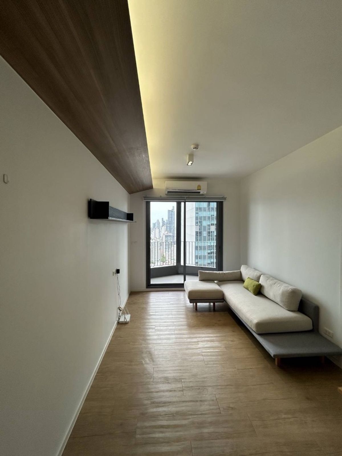 คอนโดสยาม จุฬา สามย่าน : 📢👇ขายพร้อมผู้เช่า ถึง กันยายน 2569
 คอนโดใจกลางเมือง! ทำเลเยี่ยมที่สามย่าน เชื่อมต่อ MRT โดยตรง เหมาะทั้งสำหรับการลงทุนหรืออยู่อาศัยเอง เฟอร์นิเจอร์ครบ พร้อมเข้าอยู่ได้ทันที