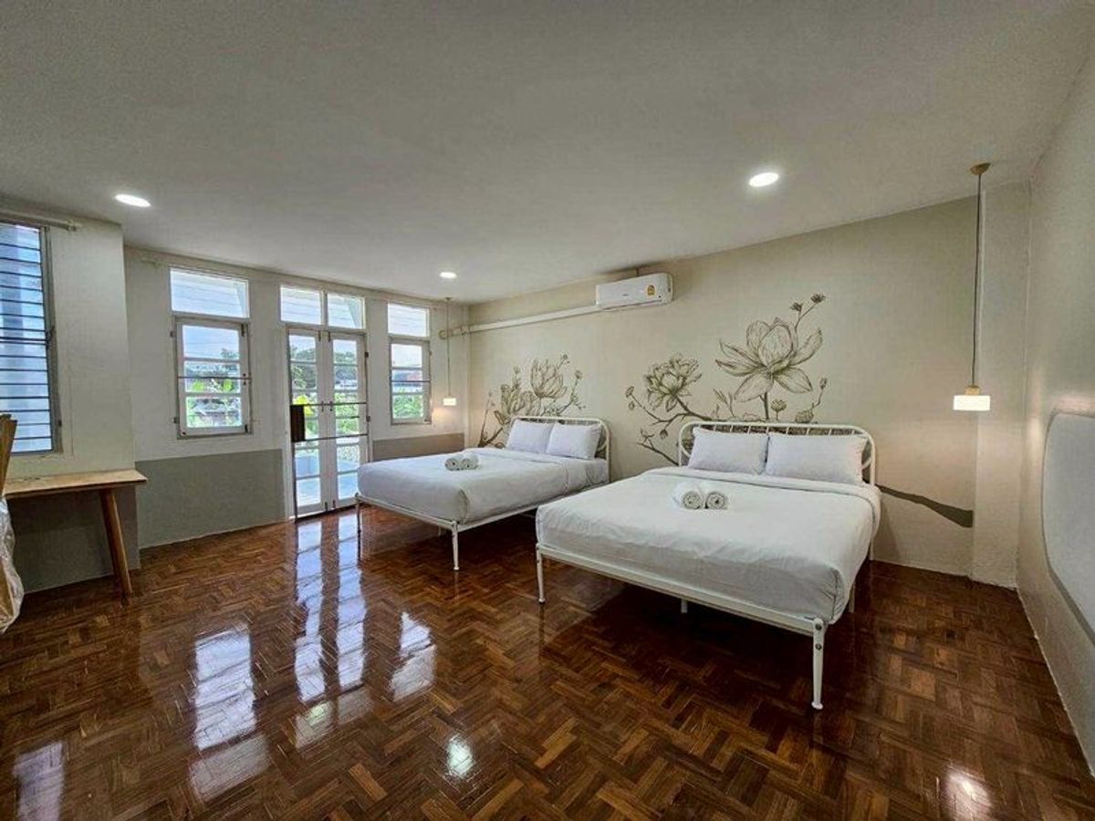 For RentHouseChiang Mai : House just 150 meters behind MAYA, Perfect for: Groups of friends (up to 10 guests), Stunning view of Doi Suthep