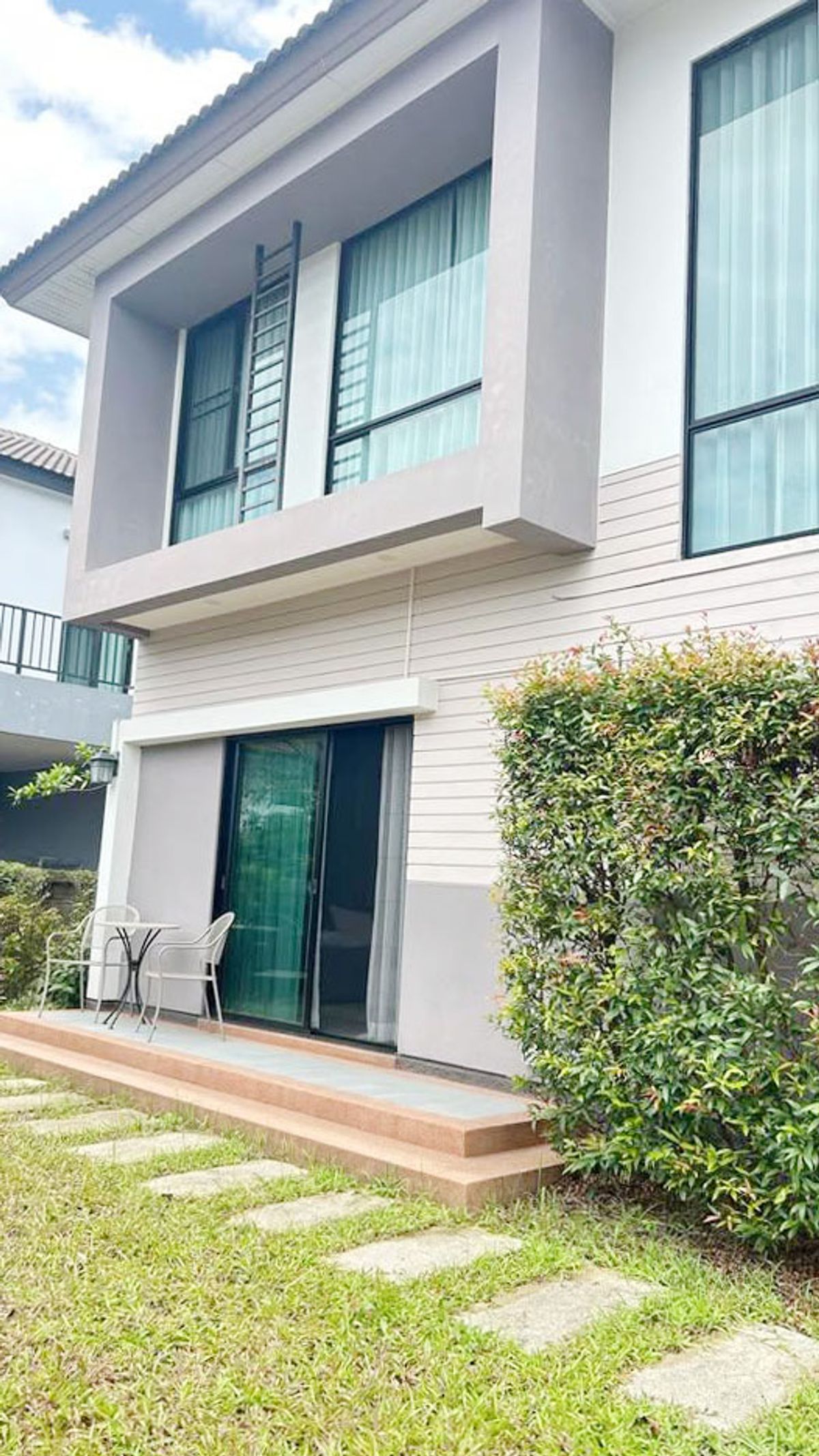 For RentHouseChiang Mai : Beautiful house in the project Rent 35,000 baht per month, near Central Facebook, 10 minutes. No.5H076