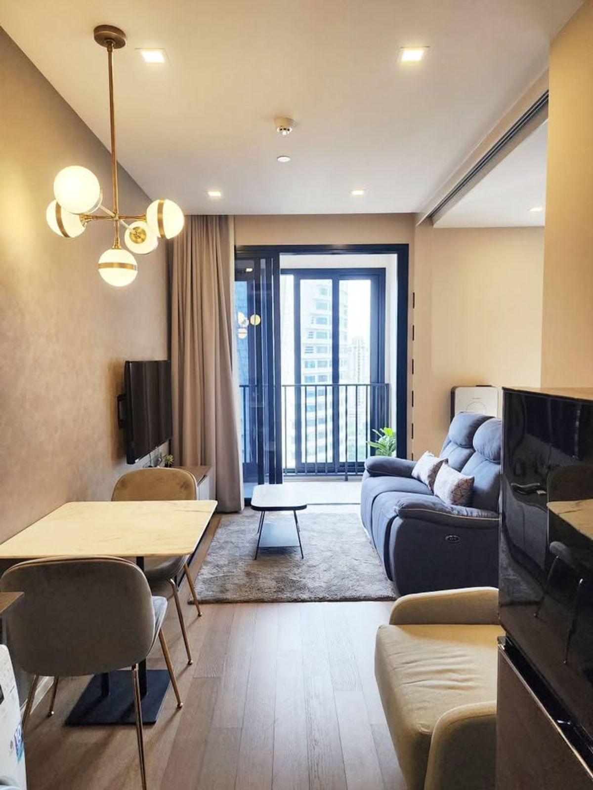 For RentCondoSukhumvit, Asoke, Thonglor : Ashton Asoke, curved glass room for rent, 35,000 baht [NCr250760]