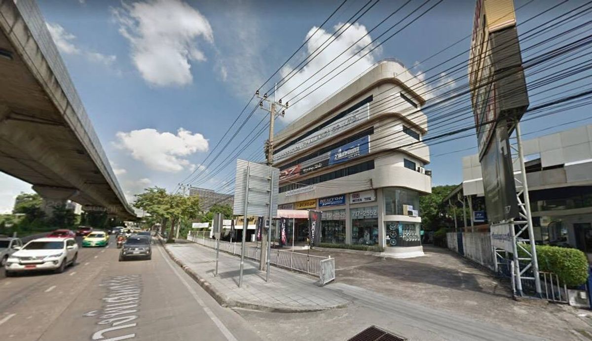 สำนักงานพัฒนาการ ศรีนครินทร์ : 🏬 ปล่อยเช่า / ขาย อาคารสำนักงาน 4 ชั้นครึ่ง 📐️ เนื้อที่ 316 ตรว พื้นที่ใช้สอย 1,600 ตรม ⛳ ติดถนน ช่วงจากแยก ถนนพระรามเก้าตัดรามคำแหง ไป ถนนศรีนครินทร์ 900 เมตร 