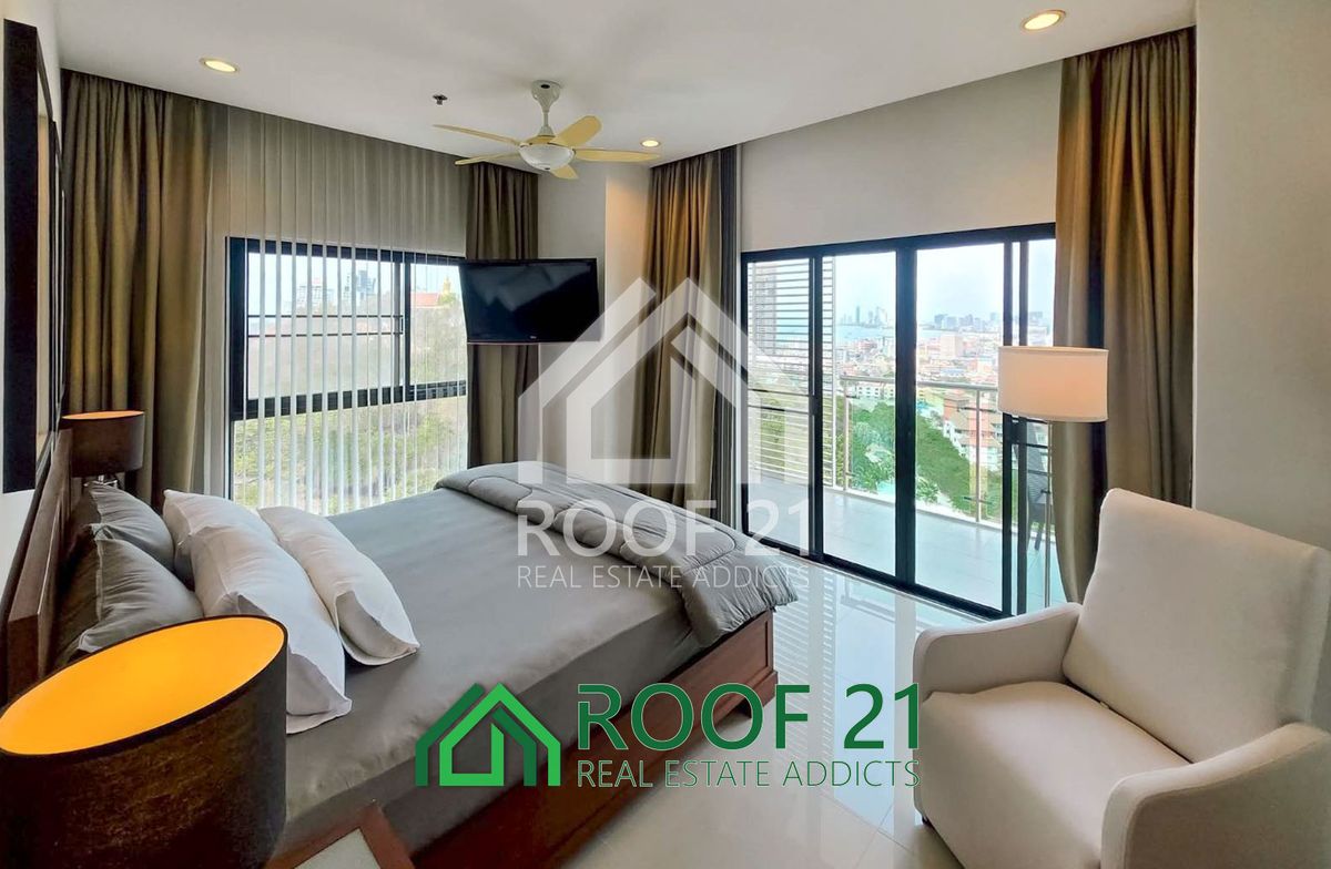 For SaleCondoPattaya, Bangsaen, Chonburi : Mountain and Sea View Condo at the Axis Pratumnak Corner Unit! / FQ