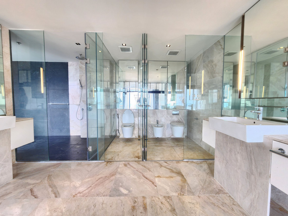 ให้เช่าคอนโดสาทร นราธิวาส : Spacious 4 bedrooms for rent at The Met with private pool 