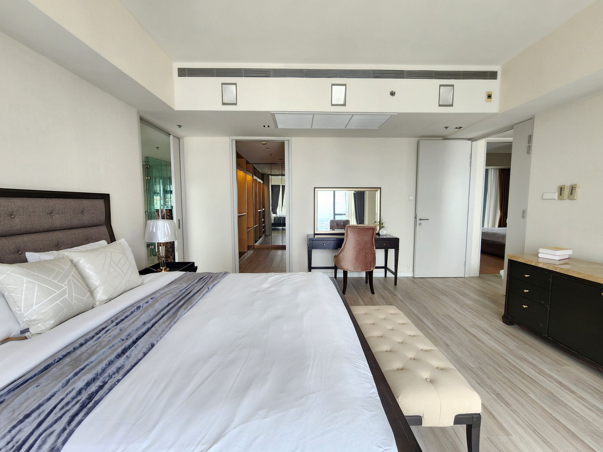 ให้เช่าคอนโดสาทร นราธิวาส : Spacious 4 bedrooms for rent at The Met with private pool 