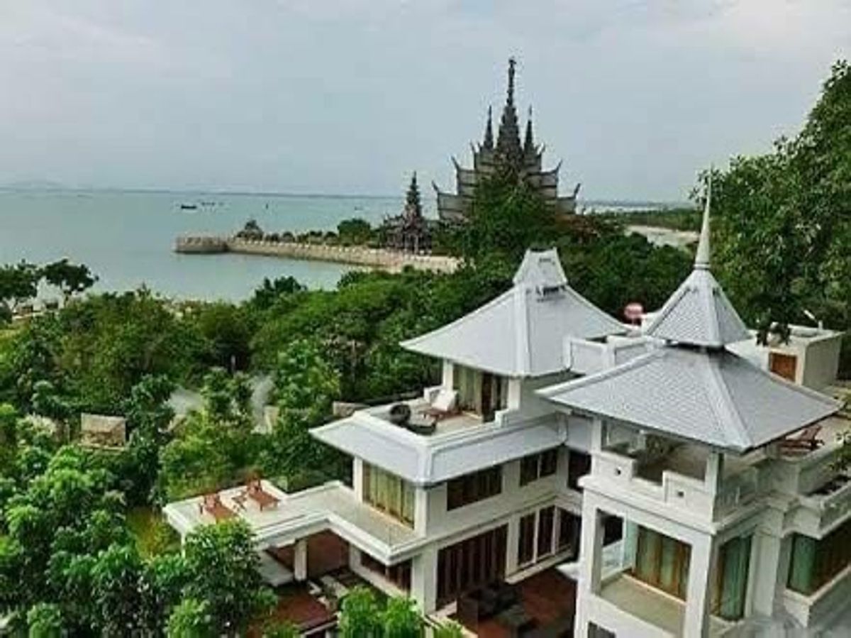HousePattaya, Bangsaen, Chonburi : 💎 Sell with tenant til 2029
Ultra-Exclusive Luxury Beachfront Villa on Wong Amat Beach, North Pattaya  Breathtaking Sea Views from Every Corner  Private Pool & Beach Access  Prime Location Near The Sanctuary of Truth 