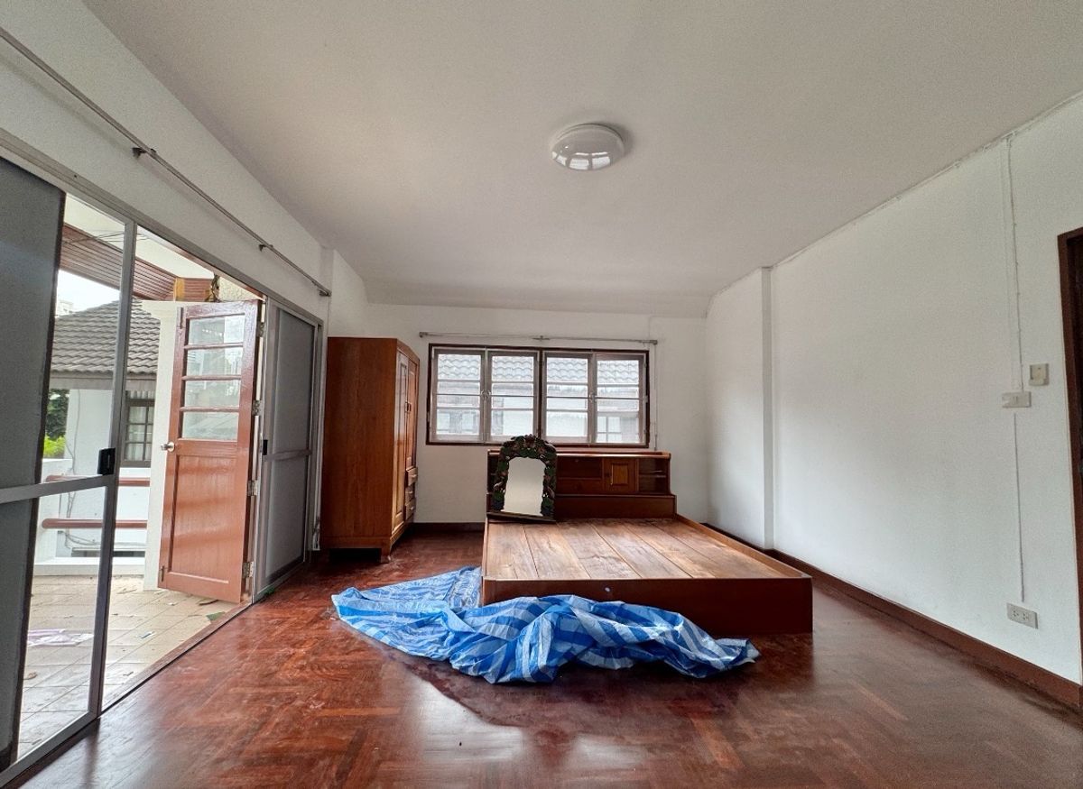 For RentHouseNana, North Nana,Sukhumvit13, Soi Nana : Rent a single house, Soi Sukhumvit 4, near the BTS BTS for rent.