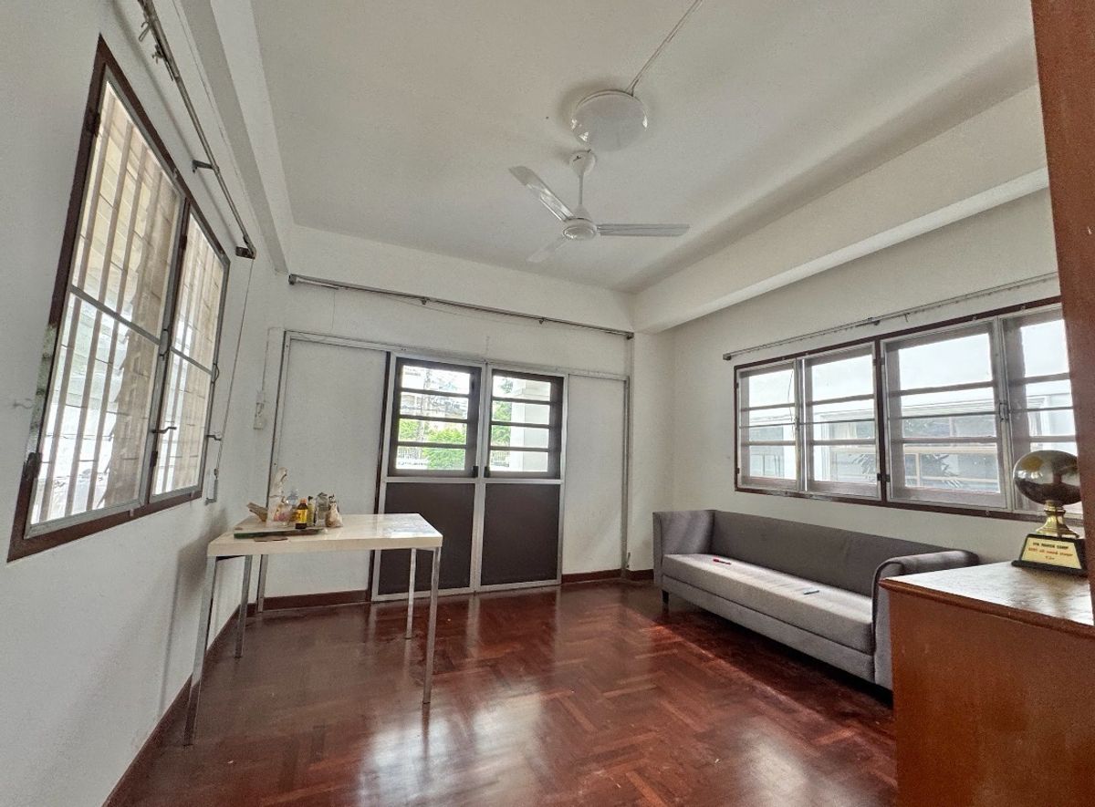 For RentHouseNana, North Nana,Sukhumvit13, Soi Nana : Rent a single house, Soi Sukhumvit 4, near the BTS BTS for rent.