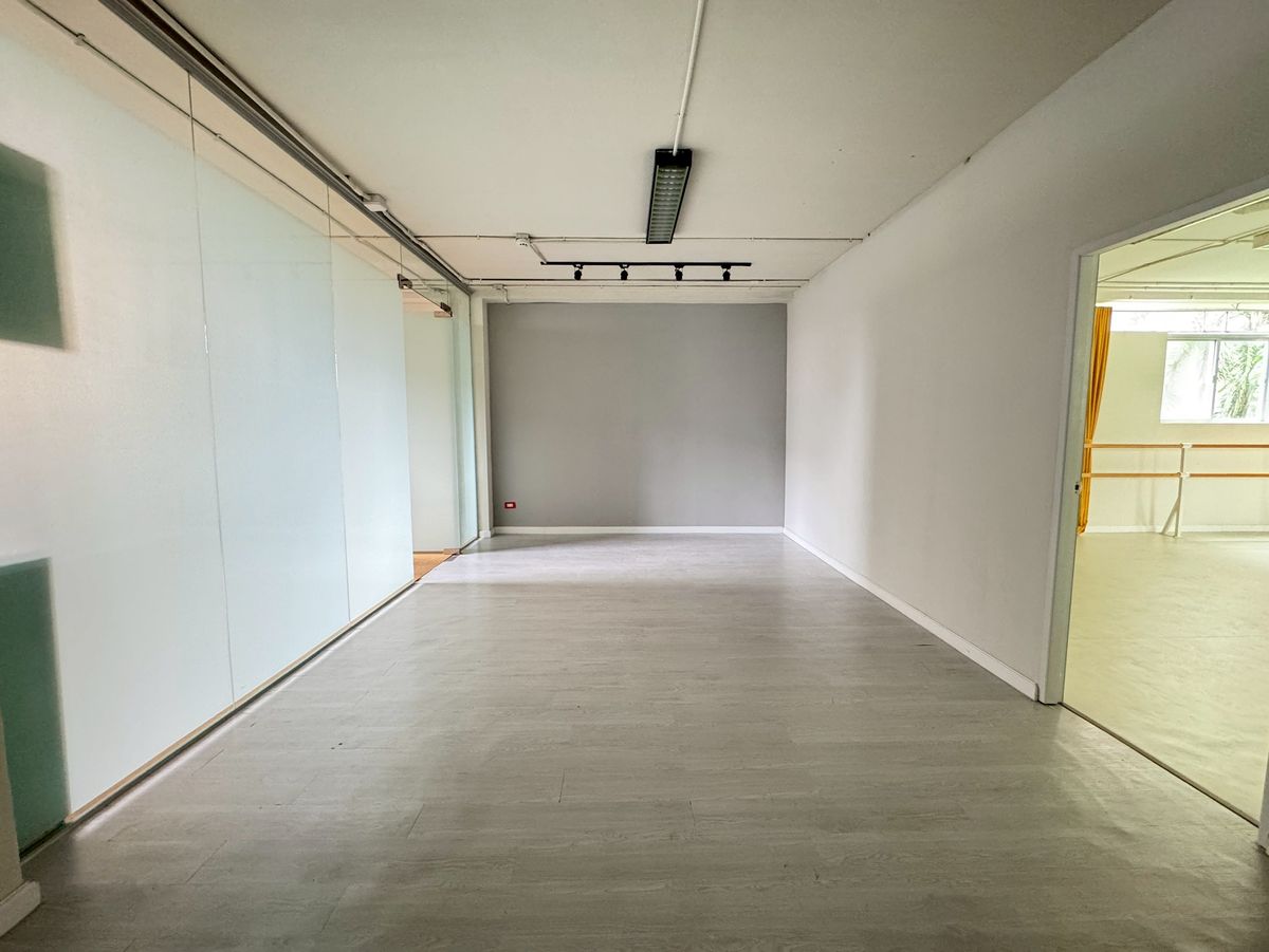 For RentOfficeSukhumvit, Asoke, Thonglor : Studio for Rent Ekkamai | Ideal for Teaching Ballet, Yoga, Or Workshops