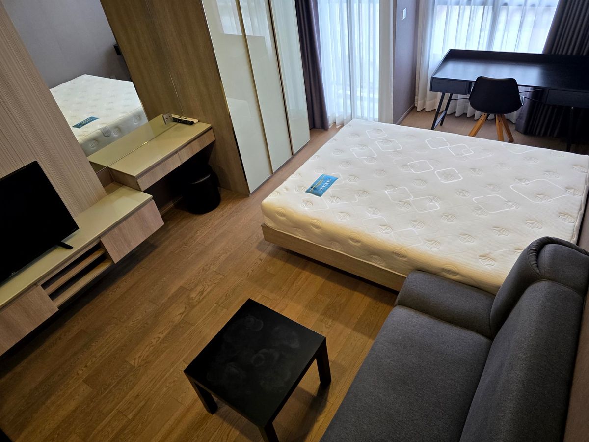 For RentCondoRatchathewi,Phayathai : Park Origin Phayathai【𝐑𝐄𝐍𝐓】🔥Fully modern, with premium materials throughout. A sleek, dark tone that looks expensive.🔥  Contact Line ID: @hacondo