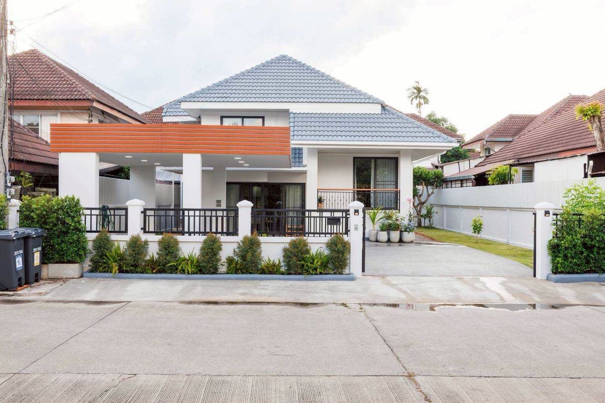 For RentHouseChiang Mai : House in the project Rent 35,000 baht per month. Near Luck Plaza, only 10 minutes. No.11H590