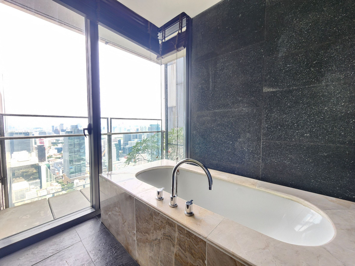 ให้เช่าคอนโดสาทร นราธิวาส : Spacious 4 bedrooms for rent at The Met with private pool 