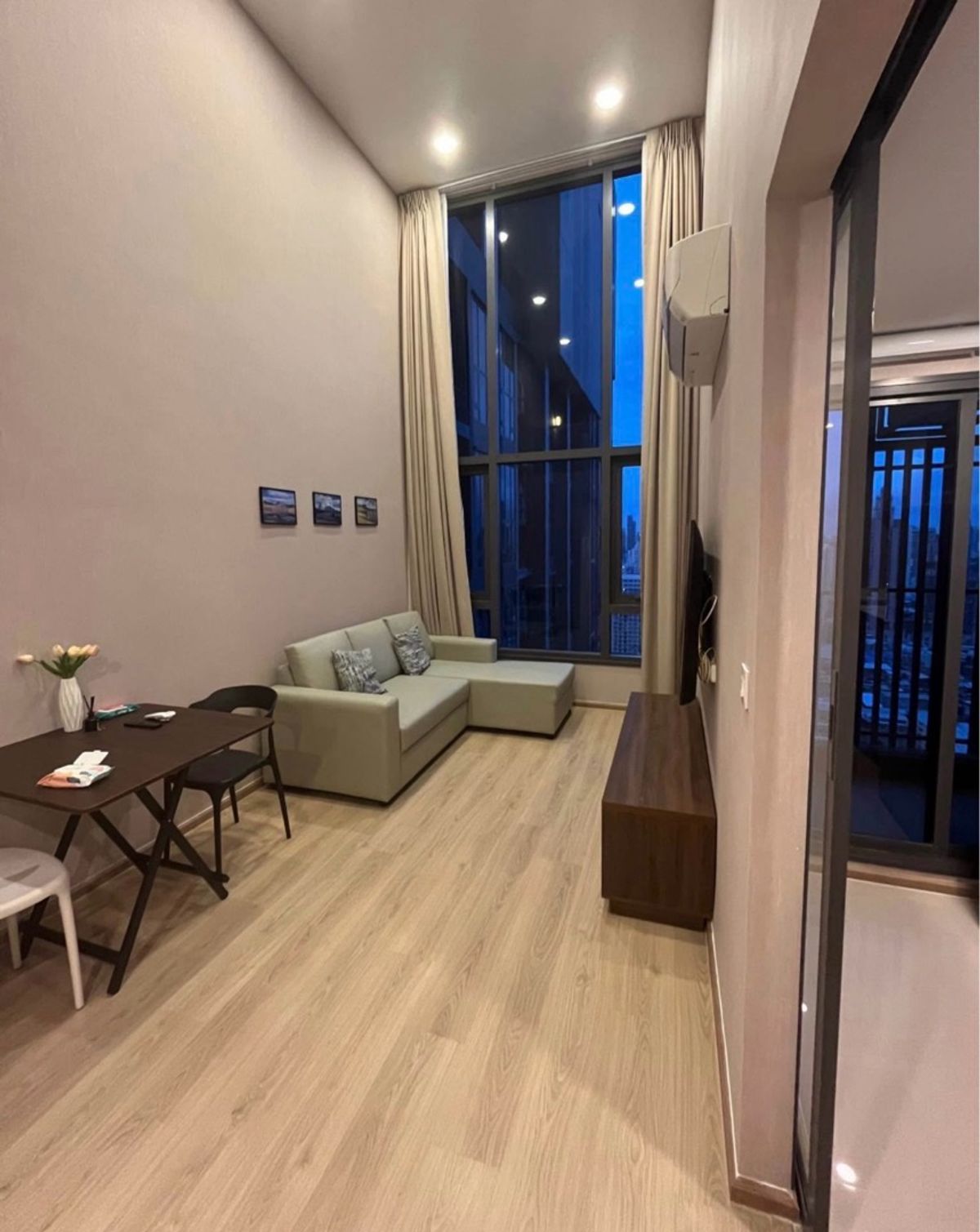 ให้เช่าคอนโดคลองเตย กล้วยน้ำไท : ✅ FOR RENT : Life rama4 asoke
🚆 Close to MRT Queen Sirikit station (350 meter) line@900cqqhk 
🔹 Duplex room, 40 sq.m. 34th Floor (height 4.4 m)
 Fully furnished & Electric application 
      - Walking in closet, 55” TV., 2 Air conditions, Refrigerator