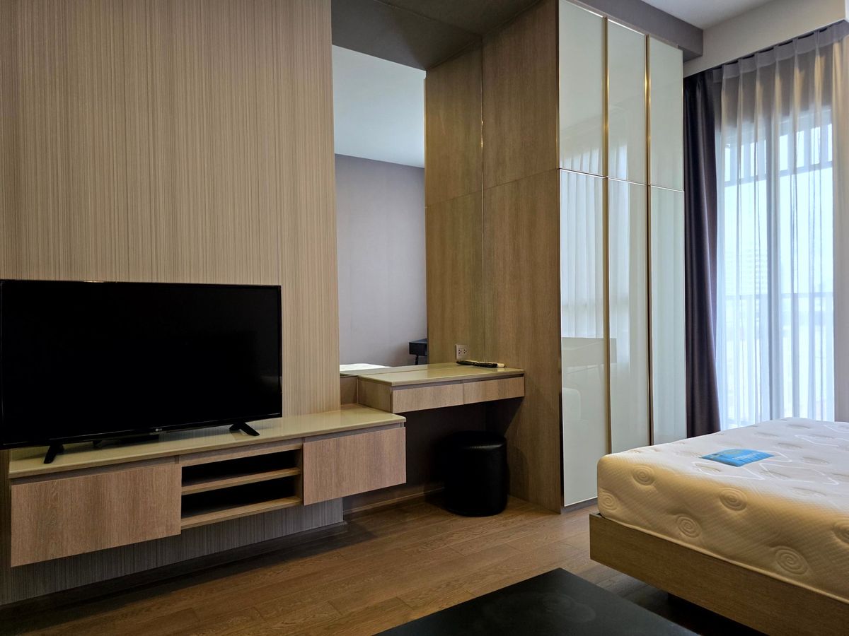 For RentCondoRatchathewi,Phayathai : Park Origin Phayathai【𝐑𝐄𝐍𝐓】🔥Fully modern, with premium materials throughout. A sleek, dark tone that looks expensive.🔥  Contact Line ID: @hacondo