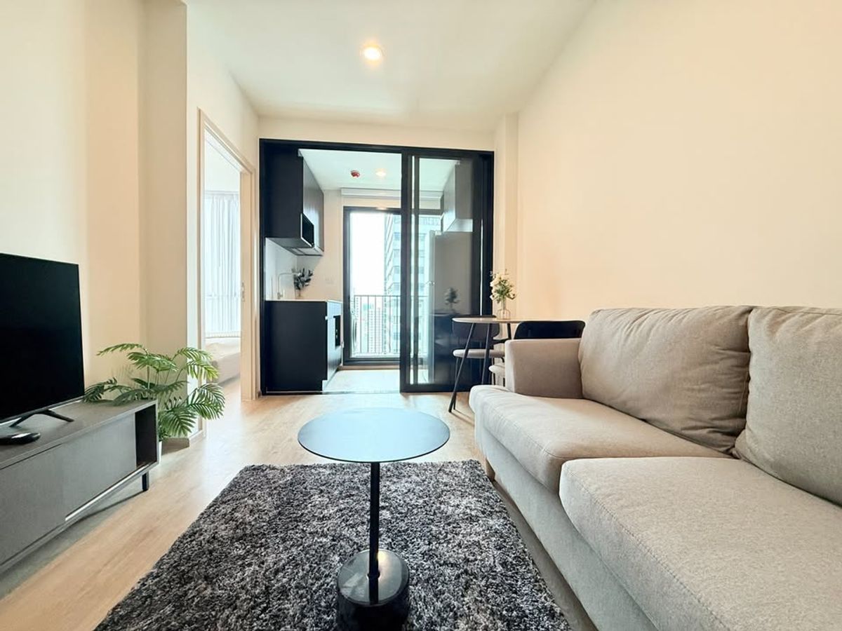 For RentCondoRama9, Petchburi, RCA : Nue District R9 📍 The latest condo The new room, unpacking the box, beautifully, drag the bag.
