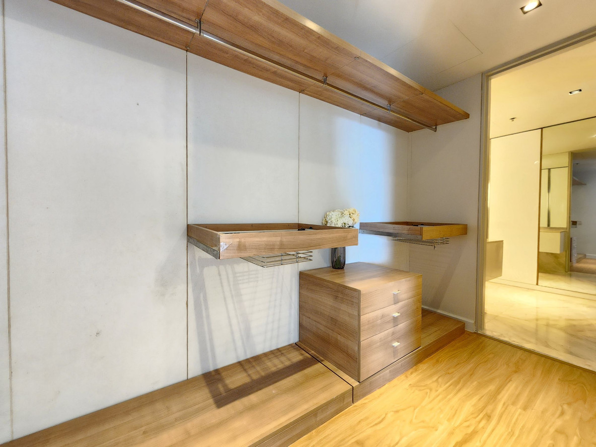 ให้เช่าคอนโดสาทร นราธิวาส : Spacious 4 bedrooms for rent at The Met with private pool 