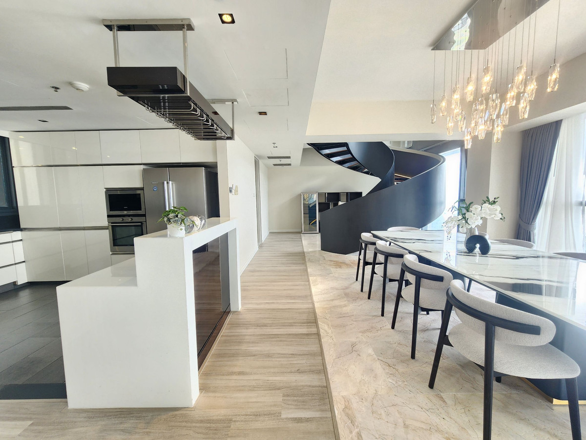 ให้เช่าคอนโดสาทร นราธิวาส : Spacious 4 bedrooms for rent at The Met with private pool 