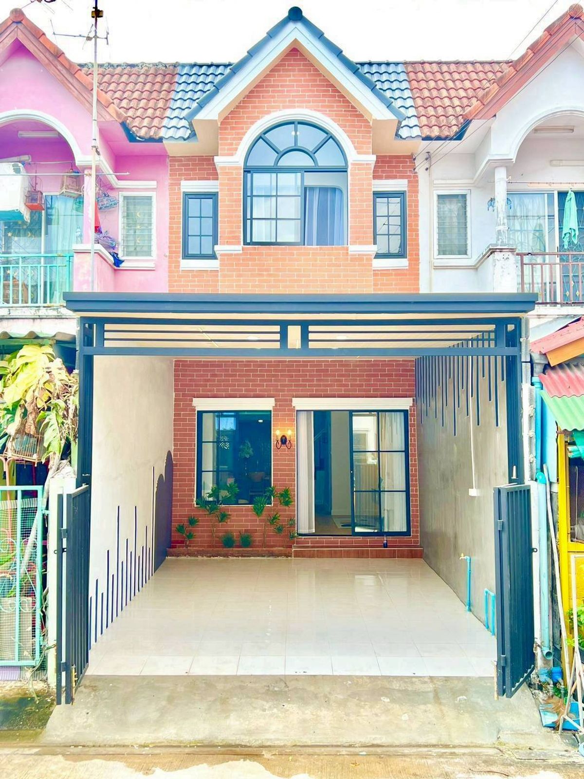 ขายทาวน์โฮมมีนบุรี-ร่มเกล้า : - ใกล้มหาวิทยาลัยเกษมบัณฑิต ร่มเกล้า  - ใกล้โรงเรียนคลองสองต้นนุ่น  หมู่บ้าน รินทิชา  ถนนร่มเกล้าซอย6