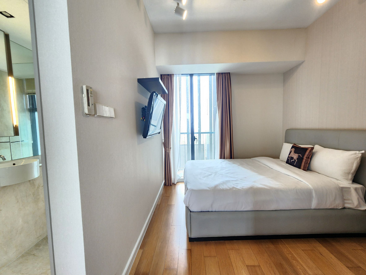 ให้เช่าคอนโดสาทร นราธิวาส : Spacious 4 bedrooms for rent at The Met with private pool 