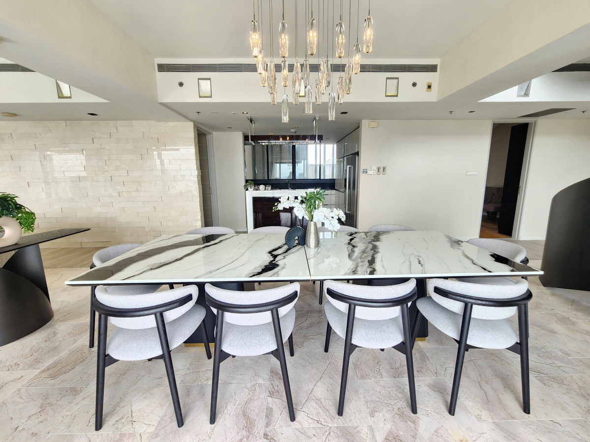 ให้เช่าคอนโดสาทร นราธิวาส : Spacious 4 bedrooms for rent at The Met with private pool 