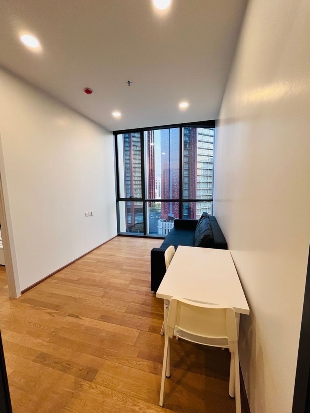 ให้เช่าคอนโดราชเทวี พญาไท : Newly furnished unit — all furniture thoughtfully selected by the owner.
