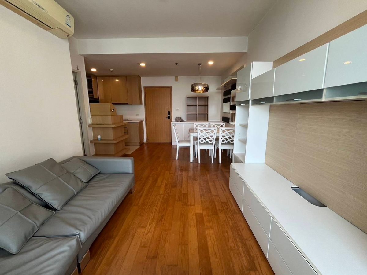 For RentCondoRatchathewi,Phayathai : Urgent rent! Beautiful room, very good price Good position, not hot, Feng Shui view, near BTS 2 places and APL, which will enter the airport conveniently near Siam Chula Expressway and is a growing area. Interested please contact 08756358339.
