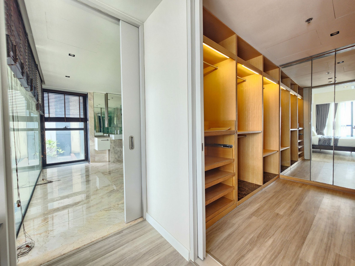 ให้เช่าคอนโดสาทร นราธิวาส : Spacious 4 bedrooms for rent at The Met with private pool 