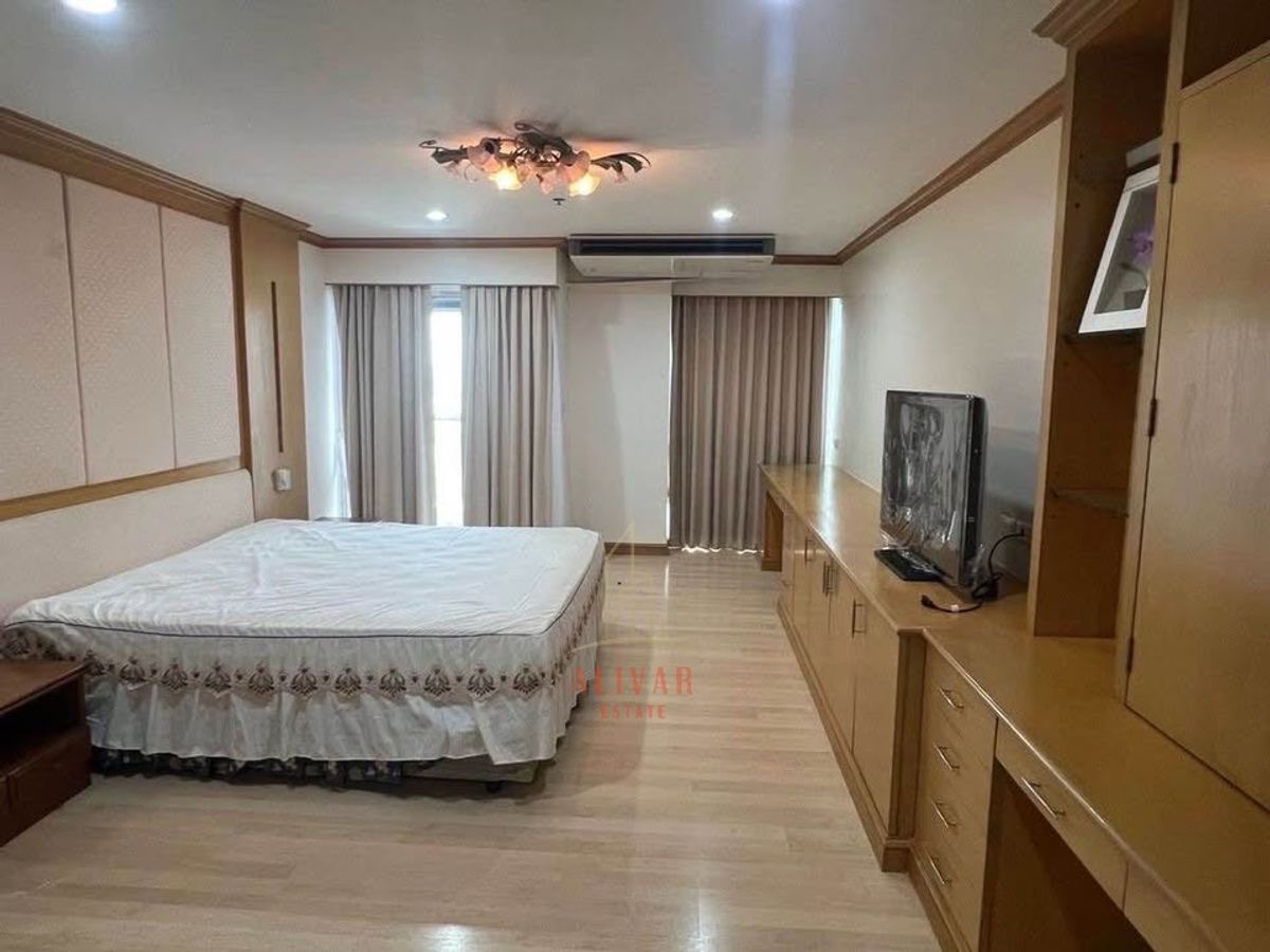 For RentCondoSilom, Saladaeng, Bangrak : RC080025 Condo for rent, 3 bedrooms, Silom Suite, Sathorn area, near BTS Saint Louis.