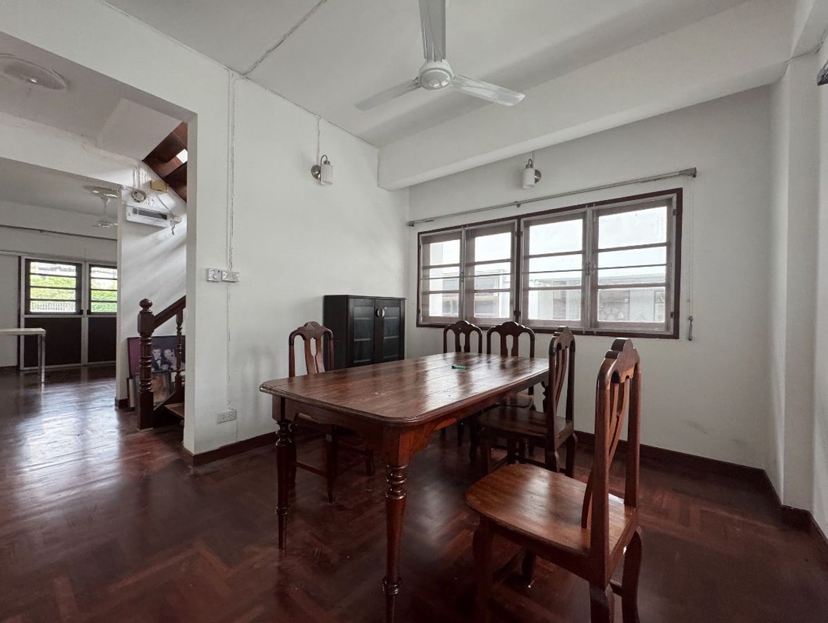 For RentHouseNana, North Nana,Sukhumvit13, Soi Nana : Rent a single house, Soi Sukhumvit 4, near the BTS BTS for rent.