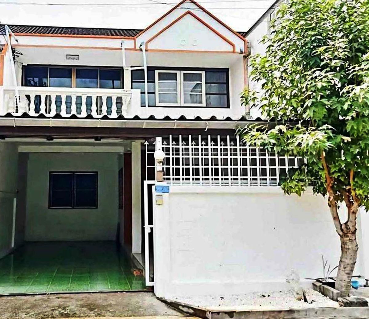 For RentTownhomeChiang Mai : Townhouse for rent 18,000 baht per month. Travel only 5 minutes to Chiang Mai Rajabhat University No.2H116.