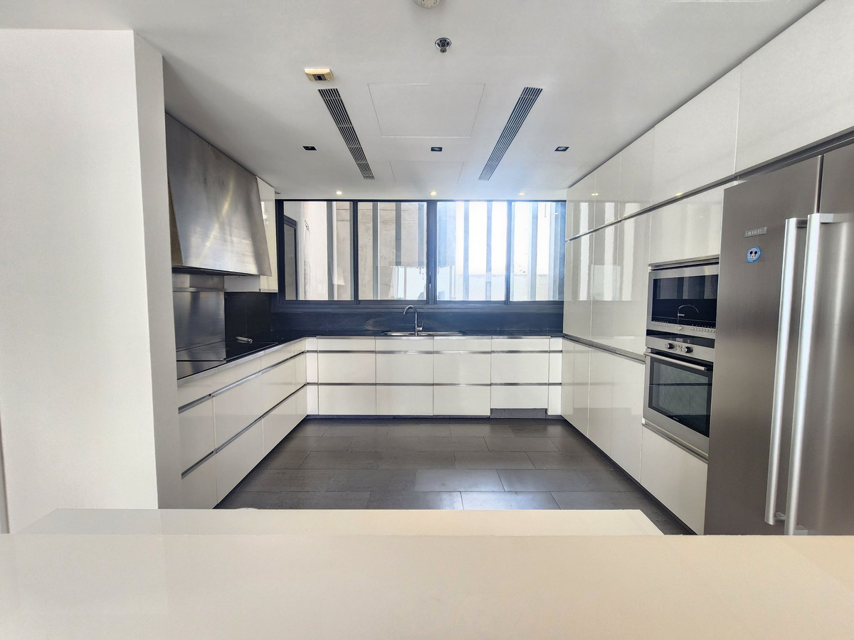 ให้เช่าคอนโดสาทร นราธิวาส : Spacious 4 bedrooms for rent at The Met with private pool 