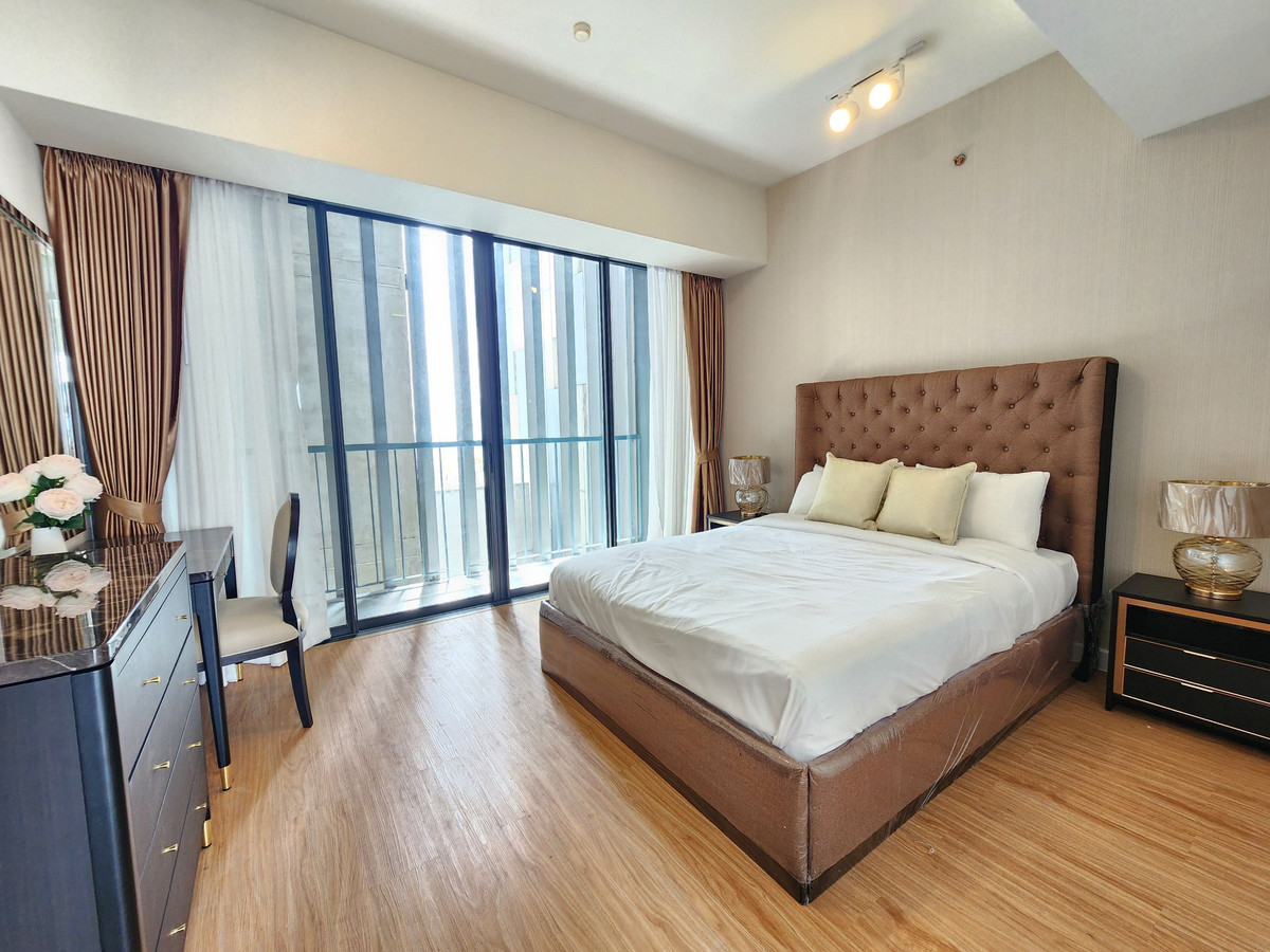 ให้เช่าคอนโดสาทร นราธิวาส : Spacious 4 bedrooms for rent at The Met with private pool 