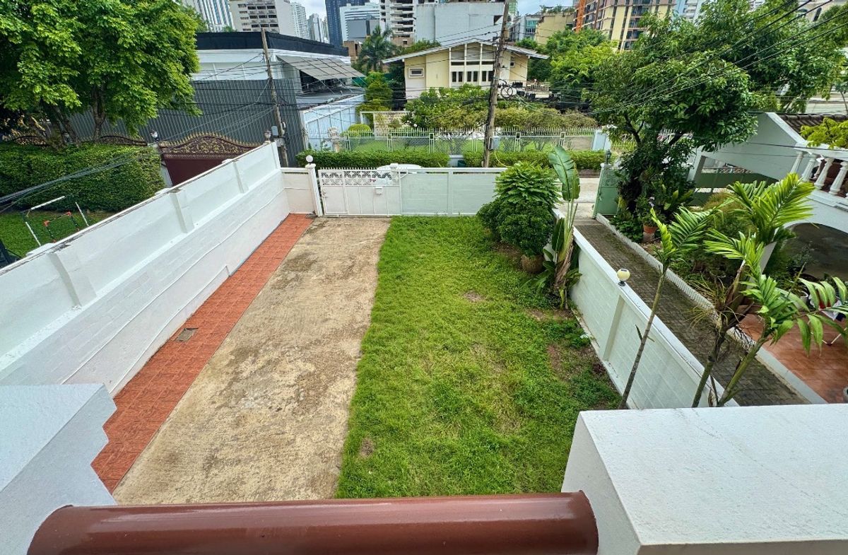 For RentHouseNana, North Nana,Sukhumvit13, Soi Nana : Rent a single house, Soi Sukhumvit 4, near the BTS BTS for rent.