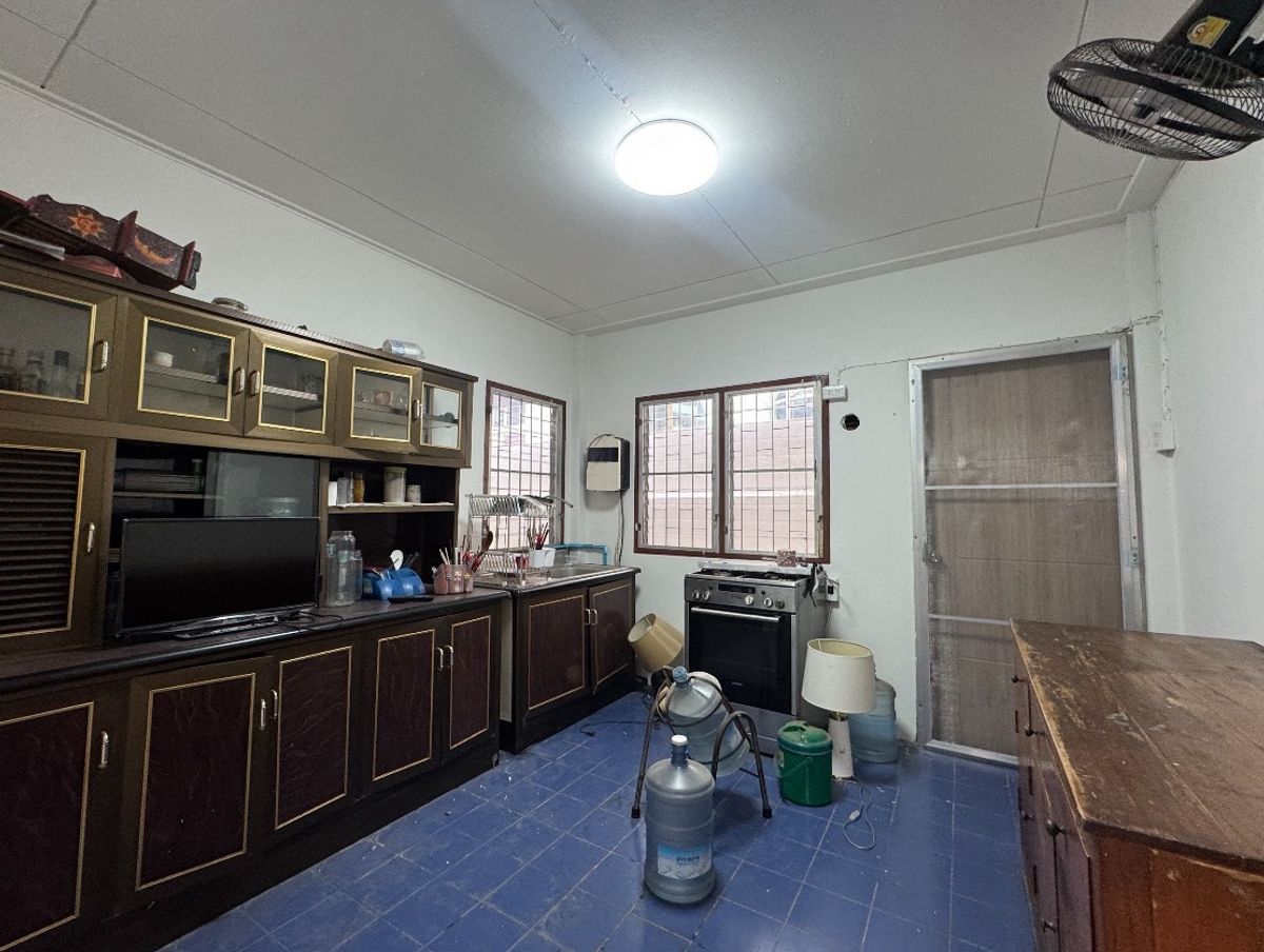 For RentHouseNana, North Nana,Sukhumvit13, Soi Nana : Rent a single house, Soi Sukhumvit 4, near the BTS BTS for rent.