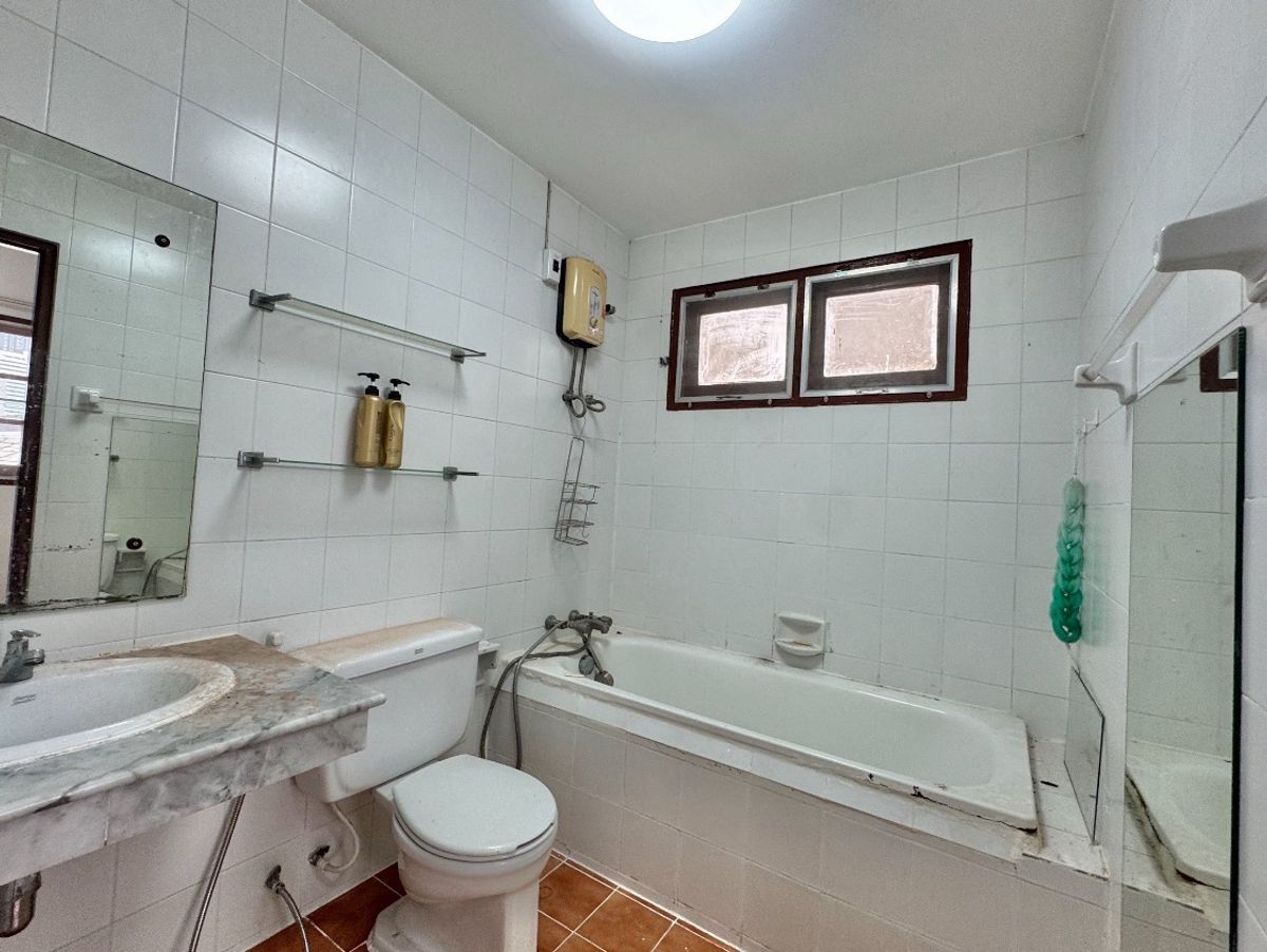 For RentHouseNana, North Nana,Sukhumvit13, Soi Nana : Rent a single house, Soi Sukhumvit 4, near the BTS BTS for rent.