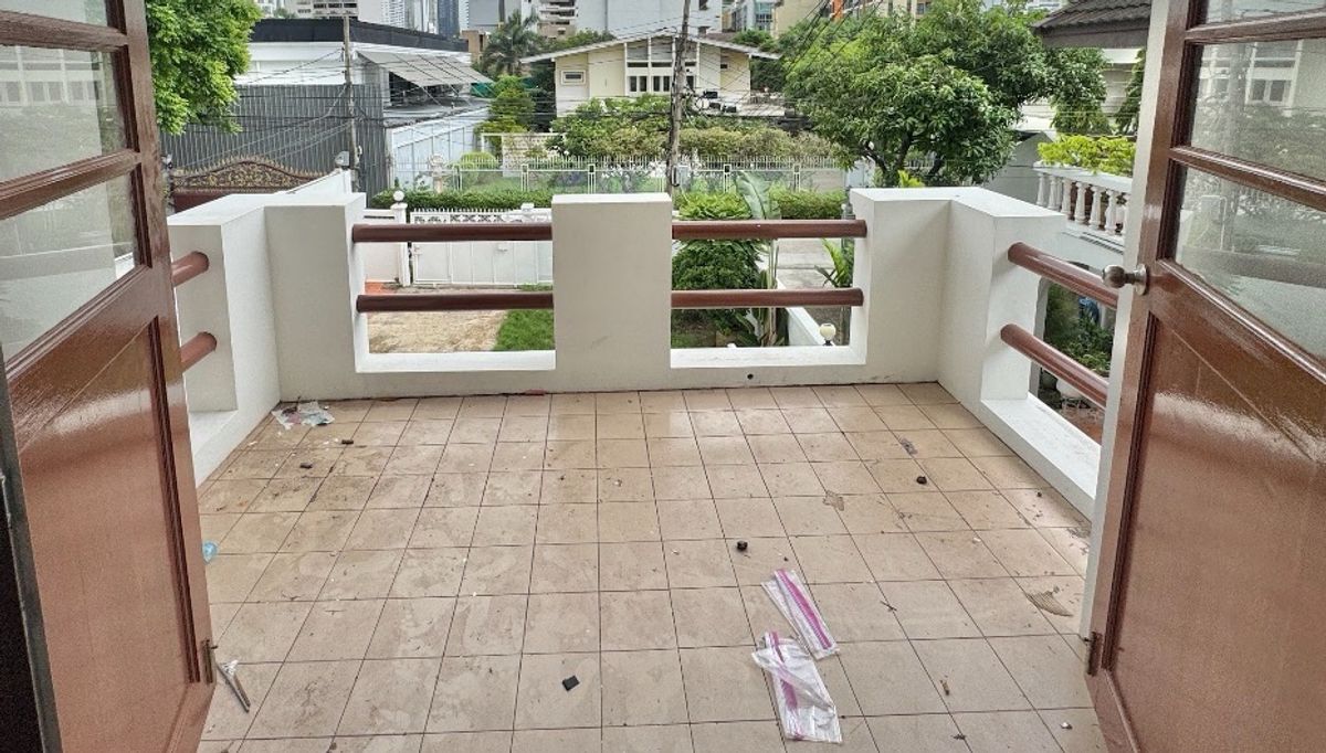 For RentHouseNana, North Nana,Sukhumvit13, Soi Nana : Rent a single house, Soi Sukhumvit 4, near the BTS BTS for rent.