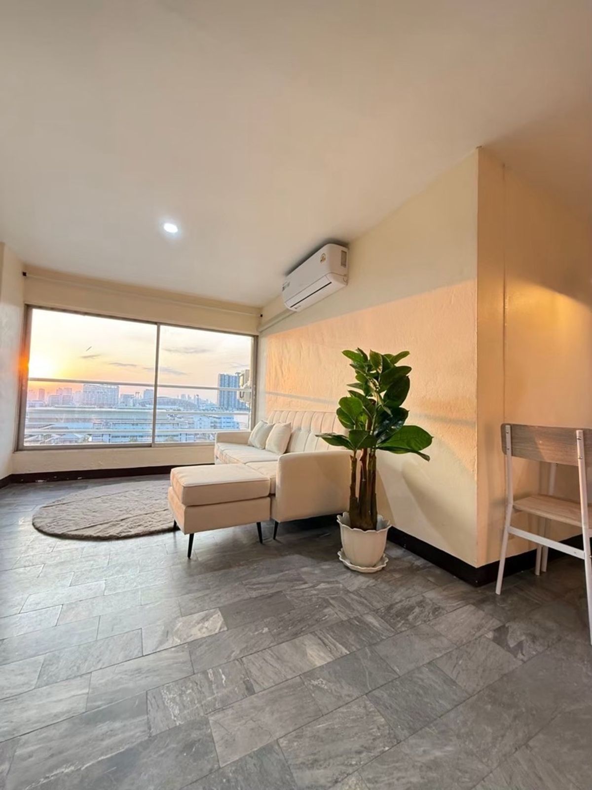 For SaleCondoRamkhamhaeng, Hua Mak : Quick sale in the 4th floor, with full tenants in every room
