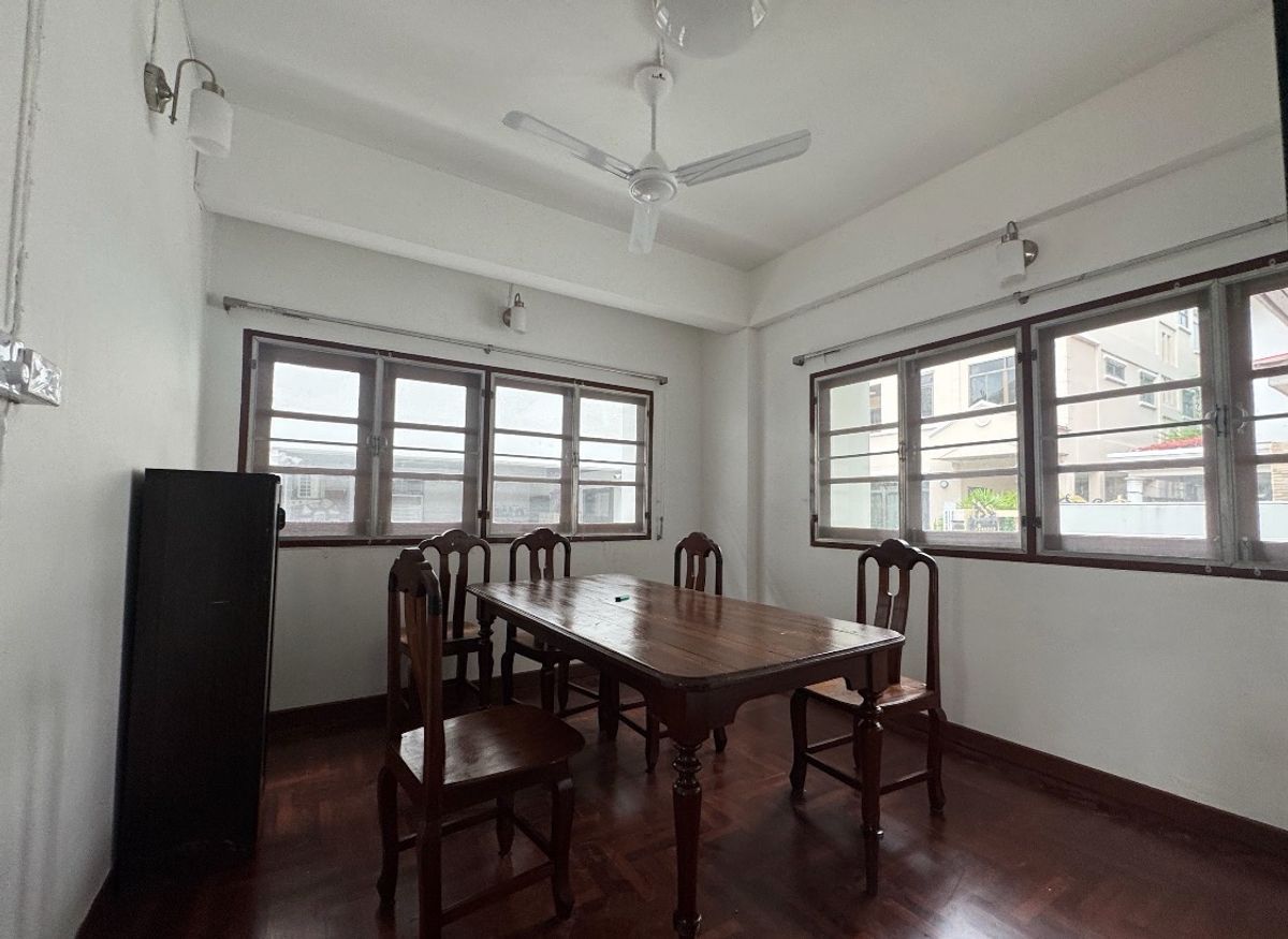 For RentHouseNana, North Nana,Sukhumvit13, Soi Nana : Rent a single house, Soi Sukhumvit 4, near the BTS BTS for rent.