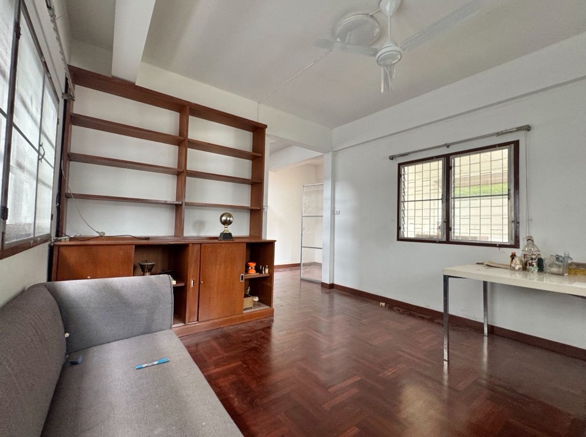 For RentHouseNana, North Nana,Sukhumvit13, Soi Nana : Rent a single house, Soi Sukhumvit 4, near the BTS BTS for rent.