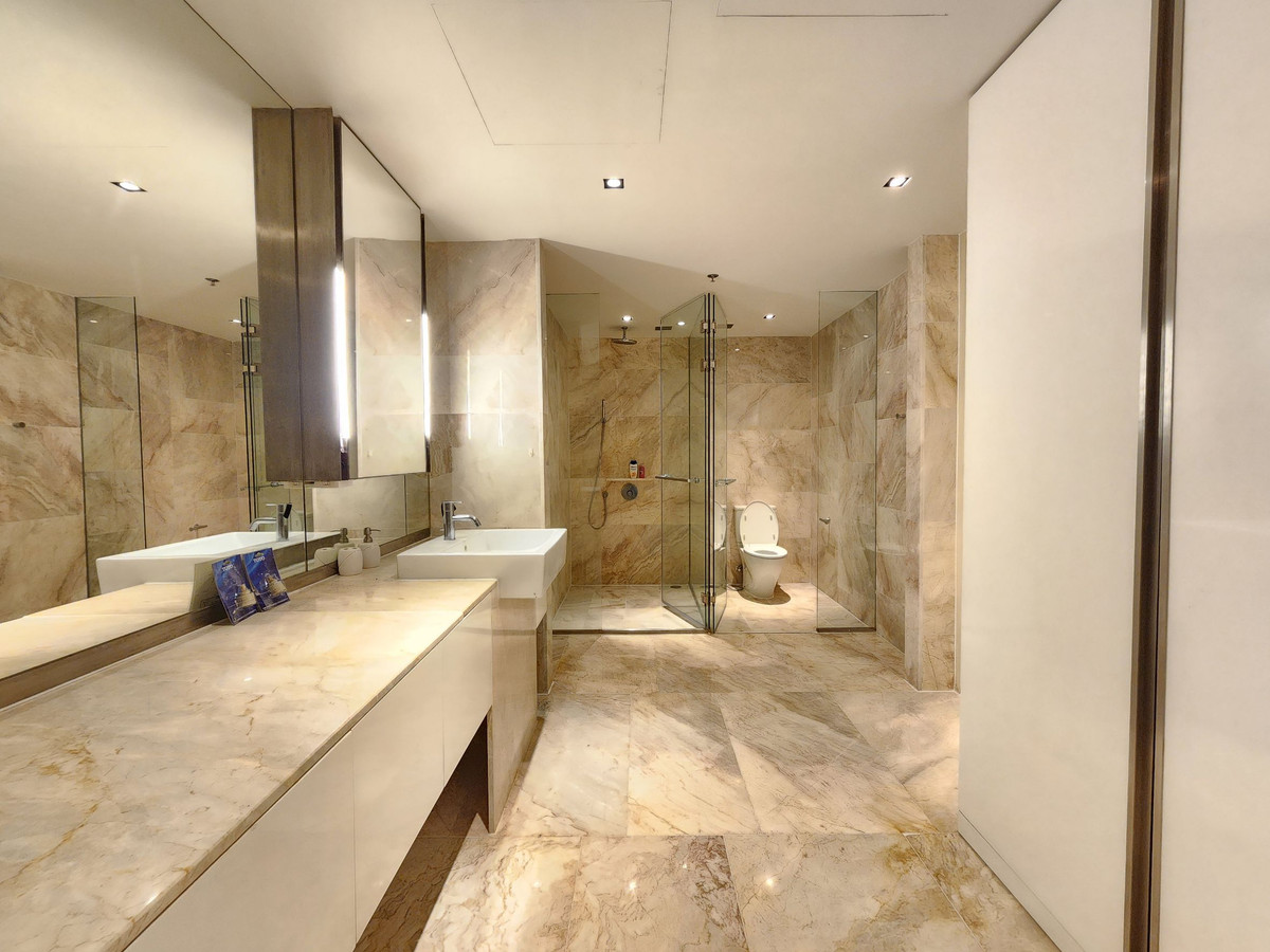 ให้เช่าคอนโดสาทร นราธิวาส : Spacious 4 bedrooms for rent at The Met with private pool 