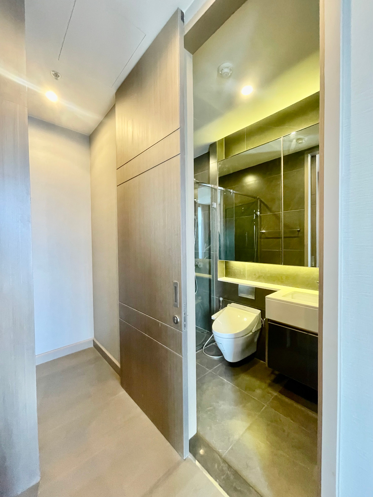 ให้เช่าคอนโดพระราม 9 เพชรบุรีตัดใหม่ RCA : 🔥 ด่วน 🔥  ห้องสวย ใหม่ ถูก โครงการสุดฮอต ติดรถไฟฟ้า    Call : 0619824959 Line ID :  elegant.289