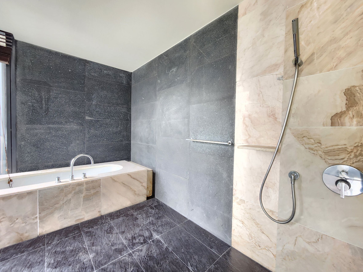 ให้เช่าคอนโดสาทร นราธิวาส : Spacious 4 bedrooms for rent at The Met with private pool 