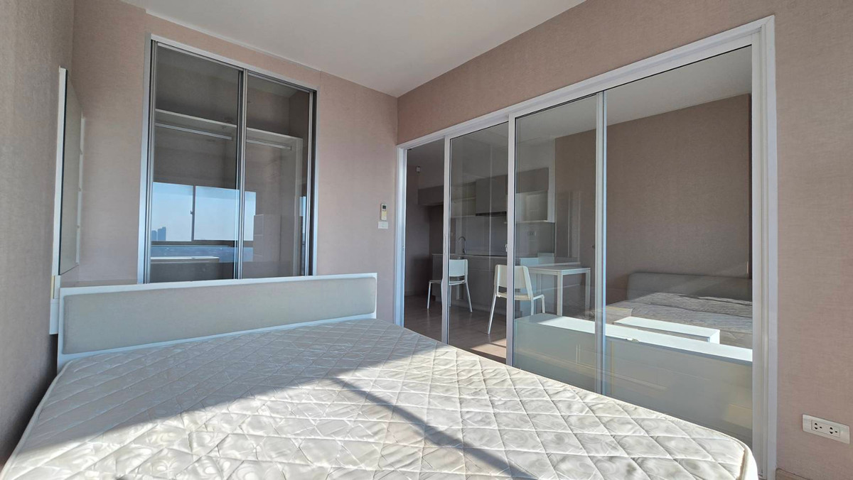 For RentCondoThaphra, Talat Phlu, Wutthakat : Parkland for rent, Petchkasem Tha Phra 33.5 sqm, 5th floor, no electrical appliances and sofa, pool view