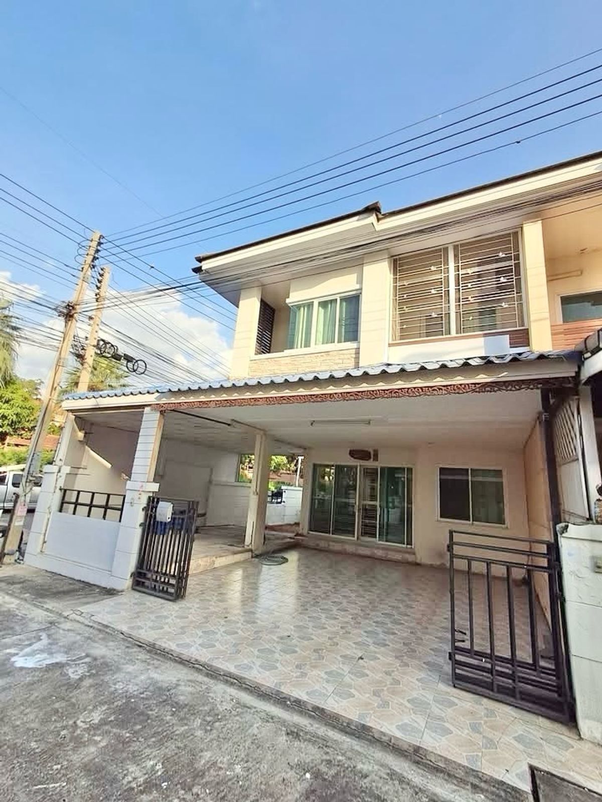 ให้เช่าทาวน์โฮมปทุมธานี รังสิต ธรรมศาสตร์ : ให้เช่าบ้านหลังมุม เดอะลิฟวิ่ง เรสซิเดนซ์  รังสิต(ถนนซ่อมสร้าง)
