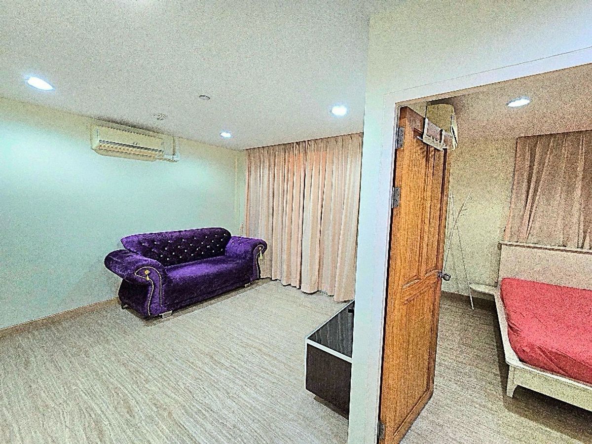 For RentCondoSathorn, Narathiwat : Rent a condo The Station Sathorn-bangrak | Condo away from BTS Saphan Taksin 500 meters ready to move in.