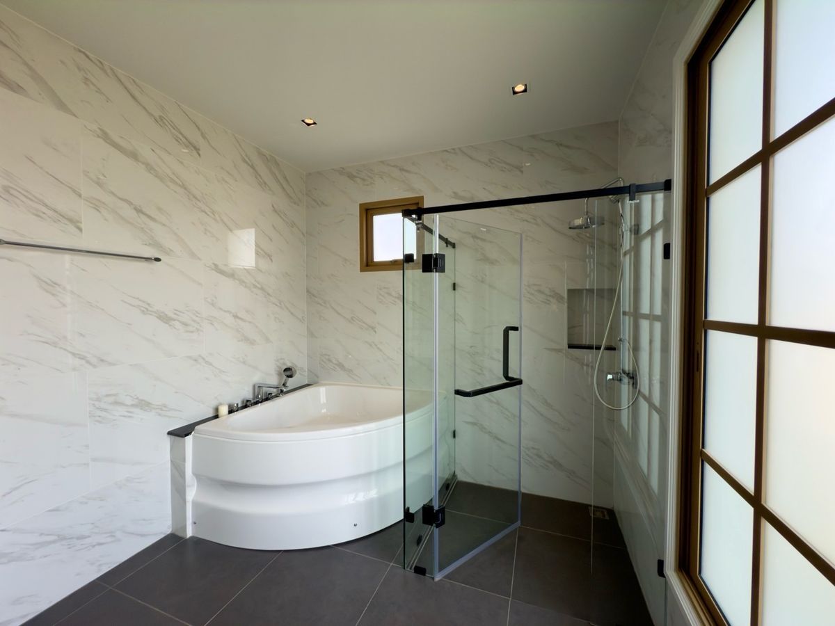 For SaleHousePathum Thani,Rangsit, Thammasat : Reignwood Park Project, Sereno Residence 5 BED 4 Bath, only 42 MB. Contact 086-795-9997.